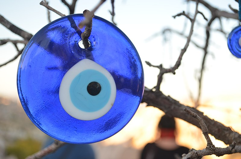 Khi bùa vỡ, điều đó có nghĩa là chủ nhân đã tránh được một điều xấu và cần thay thế bằng chiếc mới. (Ảnh: Wikipedia)