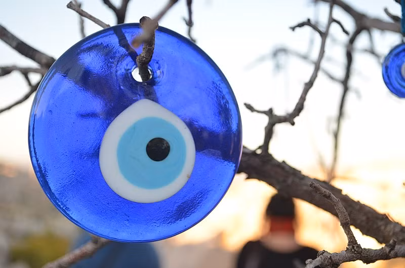 Khi bùa vỡ, điều đó có nghĩa là chủ nhân đã tránh được một điều xấu và cần thay thế bằng chiếc mới. (Ảnh: Wikipedia)