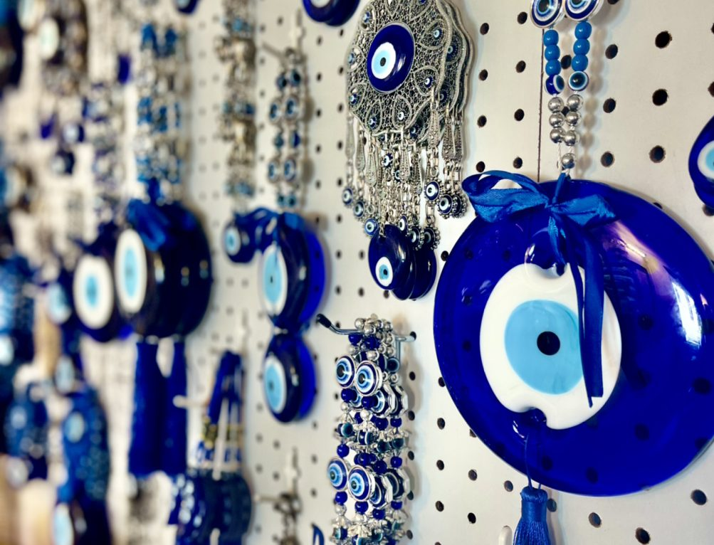 Ngày nay, bùa mắt quỷ đã trở thành một đồ trang sức phổ biến, dễ dàng tìm thấy ở các nước Địa Trung Hải. Bùa thường có màu xanh đại dương, hình tròn, và được đeo để bảo vệ khỏi những điều xui xẻo. (Ảnh: The Crescent Magazine)