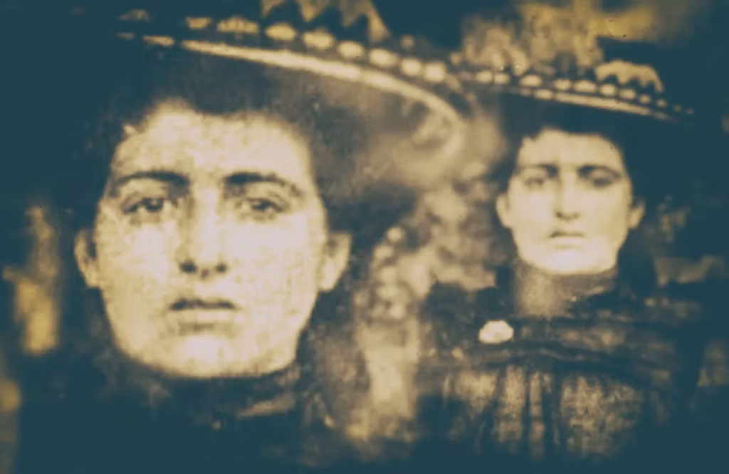 Zona Heaster, một cô gái trẻ và khỏe mạnh, đột ngột qua đời vào tháng 1/1897. Cái chết của cô khiến mẹ cô, bà Mary Jane Heaster, trằn trọc trong những đêm mùa đông với câu hỏi về nguyên nhân thực sự cái chết của con mình. (Ảnh: gothichorrorstories)