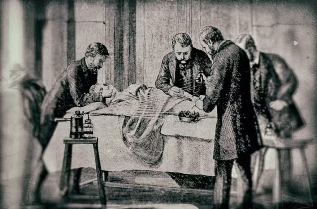 Bà Mary gặp công tố viên John Alfred Preston, người đồng ý điều tra lại vụ án. Kết quả khám nghiệm tử thi cho thấy cổ Zona bị gãy và khí quản bị nghiền nát, chứng tỏ cô từng bị bóp ngạt. (Ảnh: gothichorrorstories)