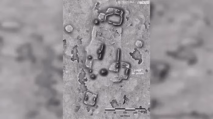 Tại địa điểm này, các nhà khảo cổ học đã phát hiện một sân bóng cổ đại với những “ bóng ma” lờ mờ hiện ra. Hình ảnh LiDAR cho thấy “bóng ma” của một cấu trúc ngầm, và các cấu trúc ẩn sau đó được xác định là một công trình chưa xác định, có quy mô khá lớn, có thể là một tòa nhà quan trọng.