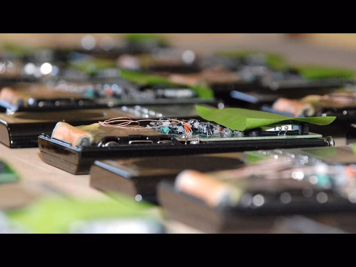 Gary cũng đã cống hiến 1/3 lợi nhuận từ việc bán thiết bị cho các nhóm mất người thân. (Ảnh: Travel Channel)