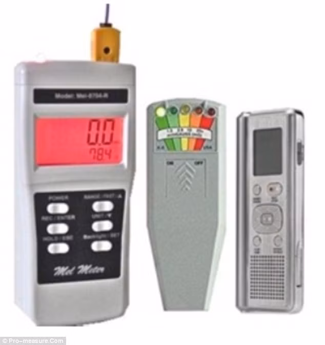 Tin tưởng rằng có thể liên lạc với người âm, Gary đã tận dụng kiến thức về hệ thống cảm biến điện tử để tạo ra Mel-Meter 8704. Thiết bị này cùng với các sản phẩm bổ sung như "hộp linh hồn" đã giúp ông ghi lại giọng nói của Melissa nói "chào bố, con yêu bố".(Ảnh: dailymail)