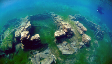 Phát hiện đáng chú ý nhất là ngôi đền khổng lồ, cùng với nhiều đồ gốm tinh xảo, công cụ đánh cá và các dụng cụ luyện kim, cho thấy cư dân của ngôi làng có kỹ năng và kiến thức phong phú. (Ảnh: Dinside - Dagbladet)