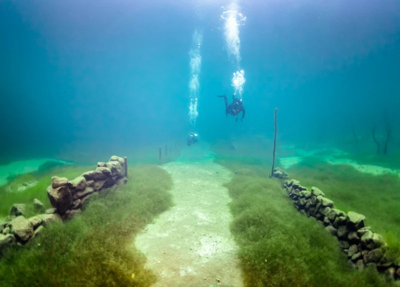 Lý do con người chọn sống dưới biển có thể rất đa dạng, từ việc khai thác tài nguyên quý giá như dầu mỏ, khí đốt, khoáng sản, cho đến việc tìm kiếm môi trường ổn định và giảm thiểu rủi ro từ các thiên tai. (Ảnh: PetaPixel)