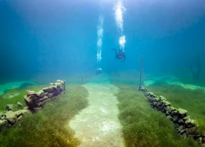 Lý do con người chọn sống dưới biển có thể rất đa dạng, từ việc khai thác tài nguyên quý giá như dầu mỏ, khí đốt, khoáng sản, cho đến việc tìm kiếm môi trường ổn định và giảm thiểu rủi ro từ các thiên tai. (Ảnh: PetaPixel)