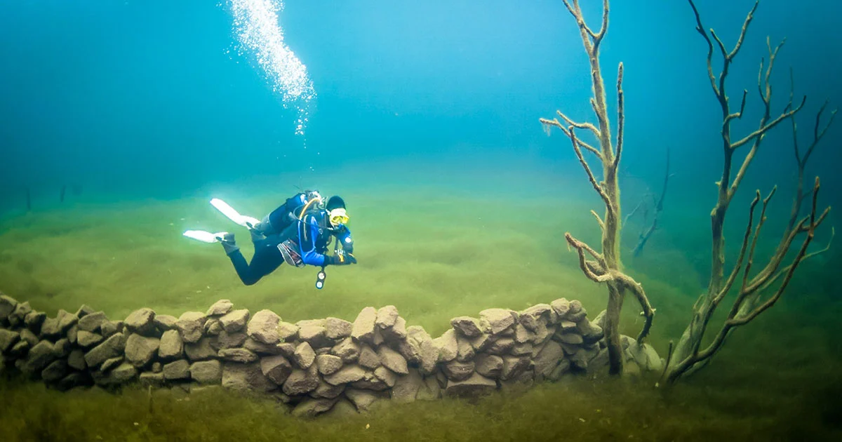 Gần đây, các nhà khoa học đã phát hiện ra 72 ngôi làng nằm sâu dưới lòng đại dương, nơi được cho là từng tồn tại một nền văn minh đã mất. (Ảnh: PetaPixel)