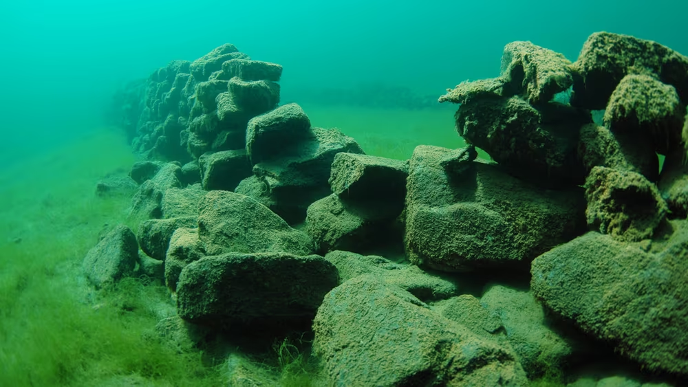 Chúng vẫn giữ được cấu trúc chắc chắn dù đã bị xói mòn qua hàng nghìn năm. (Ảnh: Sunnmørsposten)