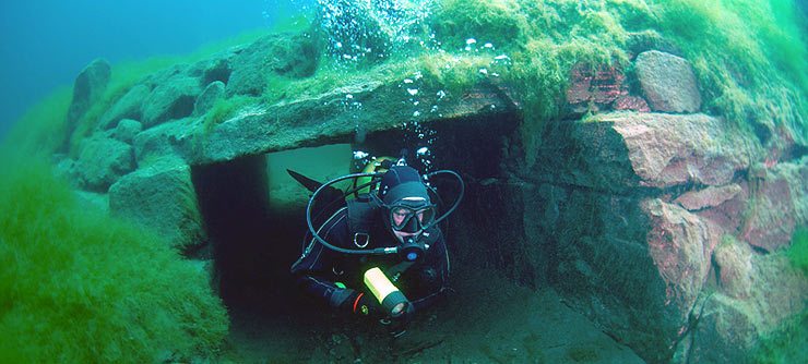 Những ngôi làng này, nằm trong một hang động dưới biển bao quanh bởi rạn san hô. (Ảnh: Fjord Norway)