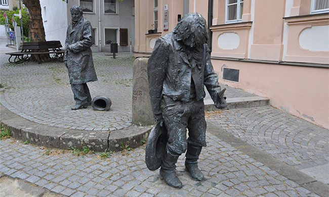 5. Kaspar Hauser: Thanh niên người Đức qua đời vào ngày 14/12/1833 với một vết đâm ở ngực. Có nghi vấn rằng anh ta tự làm mình bị thương để tìm kiếm sự chú ý, nhưng nguyên nhân thực sự vẫn còn tranh cãi.