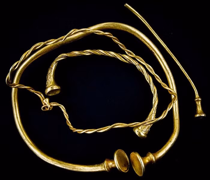 Các món đồ này có niên đại khoảng 2.500 năm, có thể được làm ở Đức hoặc Pháp và thuộc về những "người phụ nữ quyền lực". (Ảnh: ancientpages)