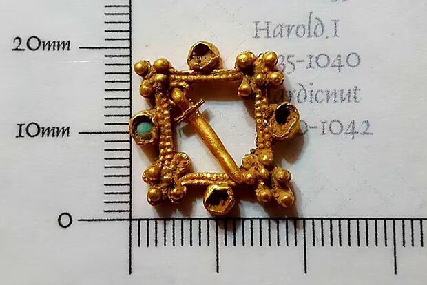 David Edwards, một thợ dò kim loại ở Cardigan đã vô cùng kinh ngạc khi tìm thấy một chiếc trâm cài vàng nạm ngọc lục bảo có niên đại từ thế kỷ 13. Chiếc trâm nhỏ nhắn, rộng chưa đến 2,5 cm, nặng 4 gram và được chôn sâu khoảng 10 cm dưới đất. Đây là một báu vật "có một không hai" có thể thuộc về một quý tộc địa vị cao như công tước hoặc bá tước. (Ảnh: enta.ru)