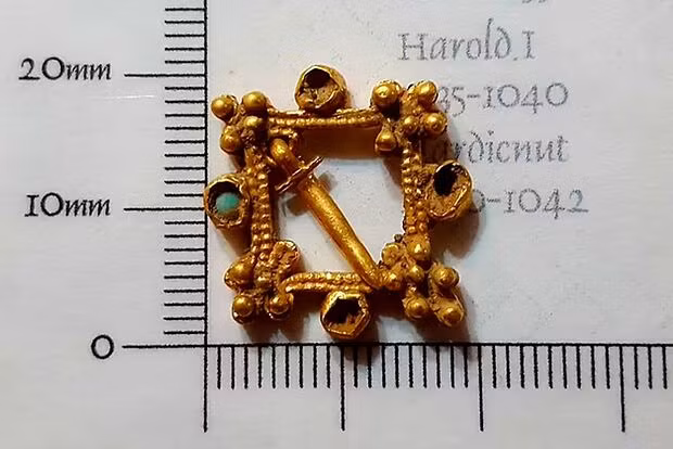 David Edwards, một thợ dò kim loại ở Cardigan đã vô cùng kinh ngạc khi tìm thấy một chiếc trâm cài vàng nạm ngọc lục bảo có niên đại từ thế kỷ 13. Chiếc trâm nhỏ nhắn, rộng chưa đến 2,5 cm, nặng 4 gram và được chôn sâu khoảng 10 cm dưới đất. Đây là một báu vật "có một không hai" có thể thuộc về một quý tộc địa vị cao như công tước hoặc bá tước. (Ảnh: enta.ru)