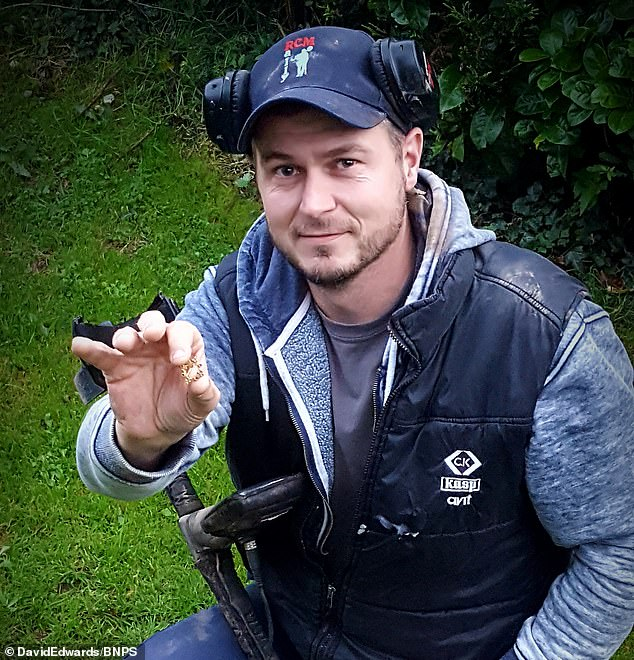 Theo Đạo luật Kho báu năm 1996 của Anh, số tiền thu được từ việc bán chiếc trâm sẽ được chia cho người tìm thấy và chủ khu đất nơi nó được tìm thấy. (Ảnh: lovecpokladu.cz)