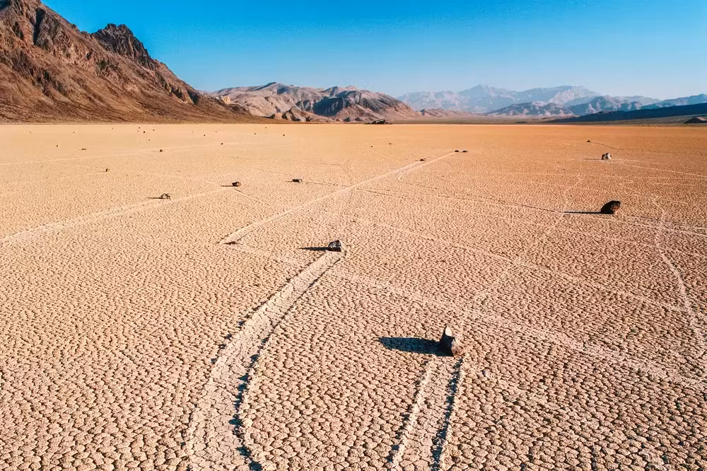 Ban đầu, nhiều nhà khoa học cho rằng sự di chuyển của các hòn đá là do lực hấp dẫn hoặc gió mạnh. Tuy nhiên, giả thuyết lực hấp dẫn bị bác bỏ khi nghiên cứu kỹ lưỡng cho thấy địa hình của thung lũng Chết khá bằng phẳng, chỉ chênh lệch độ cao vài centimet từ bắc xuống nam. Giả thuyết gió cũng không đủ sức thuyết phục vì gió mạnh đến mức đẩy được những hòn đá lớn là điều khó xảy ra trong điều kiện thực tế.