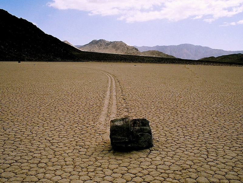 Tại khu vực lòng hồ cạn Racetrack Playa, các tảng đá lớn nhỏ tự di chuyển, để lại những vệt dài ngoằn ngoèo trên mặt đất khô cằn. Hiện tượng kỳ lạ này đã làm đau đầu các nhà khoa học và du khách trong hơn một thế kỷ qua, với hàng loạt giả thuyết nhưng chưa có lời giải đáp thỏa đáng.