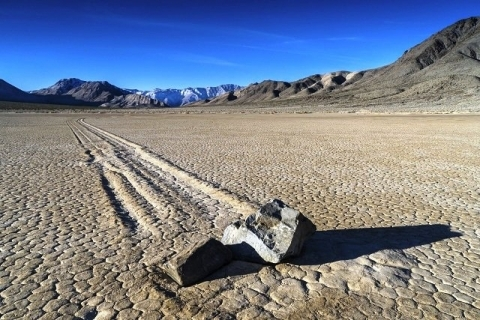  Thung lũng Chết (Death Valley) tại sa mạc Mojave, California, không chỉ nổi tiếng với khí hậu khắc nghiệt mà còn ẩn chứa một bí ẩn độc nhất vô nhị: những hòn đá "biết đi".