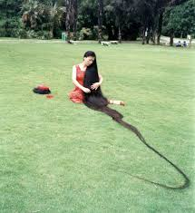 4. Người có mái tóc dài nhất: Xie Qiuping, người Trung Quốc, giữ kỷ lục Guinness cho mái tóc dài nhất thế giới với chiều dài 5,627 mét (18 feet 5,54 inches) vào ngày 8/5/2004. Bà Xie đã nuôi tóc từ năm 1973 khi bà mới 13 tuổi và vẫn chưa có ai phá vỡ kỷ lục này. (Ảnh: Instagram)