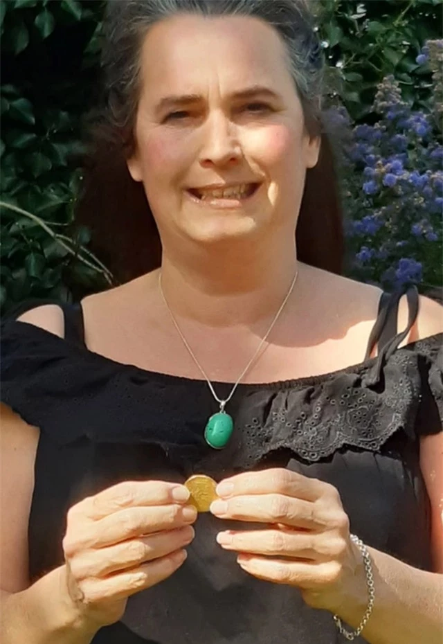 Trong thời gian cách ly xã hội, Amanda Johnston, 48 tuổi, đã tình cờ phát hiện một đồng tiền vàng 500 năm tuổi ngay trong vườn nhà mình ở Moneyfields, Portsmouth, Anh.