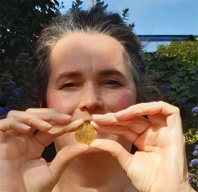 Khám phá này không chỉ mang lại sự bất ngờ cho Amanda mà còn tăng cơ hội tìm thấy những báu vật lịch sử ngay trong cuộc sống hàng ngày.