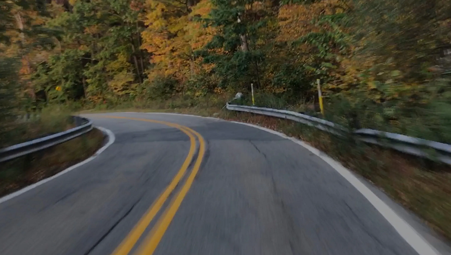 1. Đường Clinton, Mỹ: Đường Clinton Road tại Mỹ, dài chỉ 16 km, nhưng lại nổi tiếng là con đường nguy hiểm nhất nước này. Nơi đây thường xuyên xảy ra những hiện tượng ma ám kỳ bí, đặc biệt là tại cây cầu Old Boy, nơi một bé trai chết đuối được cho là ám ảnh.