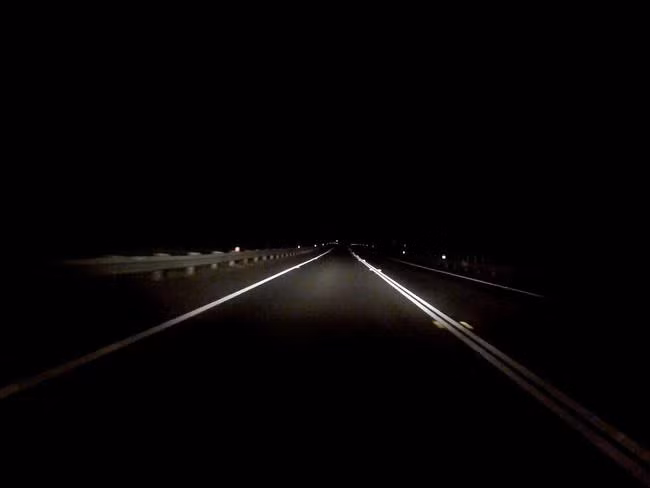 3. Cao Tốc Wakehurst Parkway, Australia: Cao tốc Wakehurst Parkway nối Seaforth với Narrabeen gần Sydney, Australia, nổi tiếng với những hiện tượng kỳ bí như cần gạt nước đột ngột ngừng hoạt động, cửa xe tự động khóa, và radio bất ngờ tắt hoặc thay đổi âm lượng.