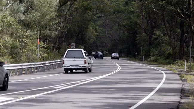 Nhiều tài xế báo cáo đã nhìn thấy hình ảnh của hai phụ nữ, một già một trẻ, phản chiếu qua gương. Người ta đồn rằng đó là hồn ma của hai phụ nữ từng chết thảm trên con đường này.