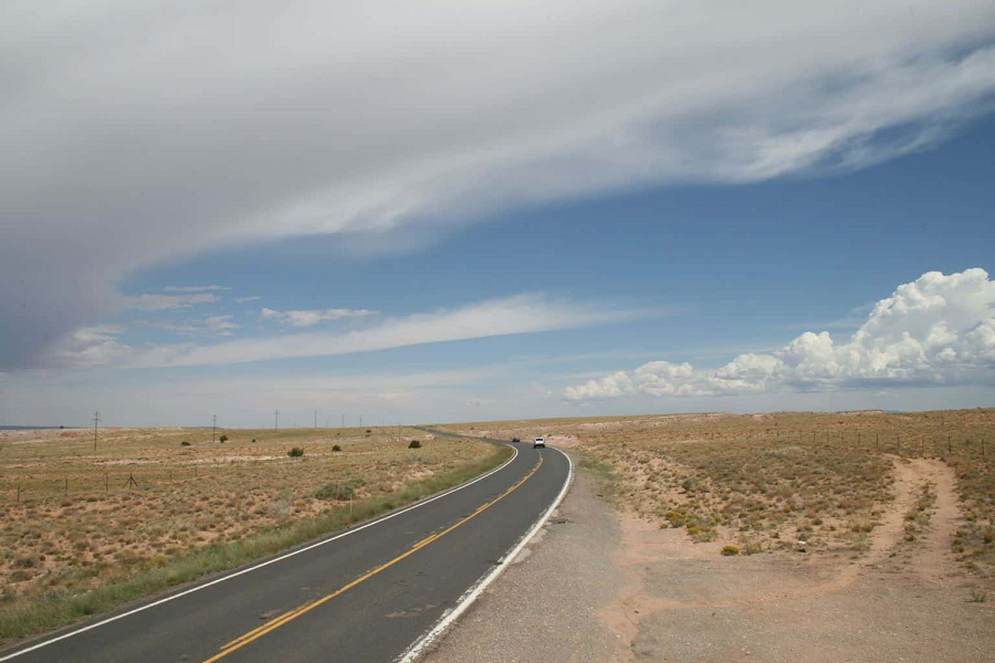 4. Đường 666, Mỹ: Đường 666 được biết đến với những tai nạn và hiện tượng siêu nhiên bí ẩn. Truyền thuyết kể về một chiếc xe đen di chuyển với tốc độ không tưởng, những đàn chó nhảy lên xe và cố vồ lấy hành khách, và một chiếc xe tải đi với tốc độ 130 dặm/giờ cố đâm vào các xe khác. Cũng có câu chuyện về một cô gái buồn rầu biến mất mỗi khi có người dừng lại giúp đỡ.