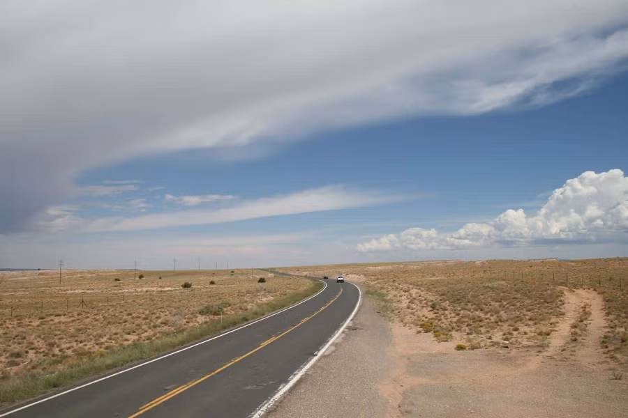 4. Đường 666, Mỹ: Đường 666 được biết đến với những tai nạn và hiện tượng siêu nhiên bí ẩn. Truyền thuyết kể về một chiếc xe đen di chuyển với tốc độ không tưởng, những đàn chó nhảy lên xe và cố vồ lấy hành khách, và một chiếc xe tải đi với tốc độ 130 dặm/giờ cố đâm vào các xe khác. Cũng có câu chuyện về một cô gái buồn rầu biến mất mỗi khi có người dừng lại giúp đỡ.