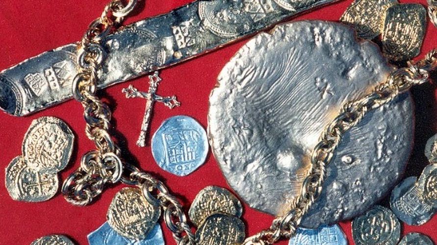 Năm 1969, Mel Fisher và gia đình bắt đầu tìm kiếm kho báu trên các tàu chìm, và sau nhiều năm, họ biết đến tàu Nuestra Senora de Atocha. Fisher và con trai của ông đã tìm thấy một số đồng tiền vàng và bạc từ tàu này.