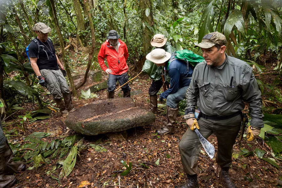 Một nhóm nhà khảo cổ học Mỹ và Honduras mới đây đã khám phá ra tàn tích của một thành phố cổ trong thung lũng rừng mưa nhiệt đới, được bao quanh bởi các ngọn núi dốc đứng. (Ảnh: National Geographic)