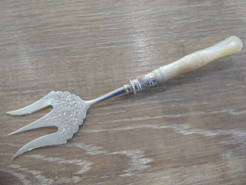 2. Dĩa: Dù phổ biến trong bàn ăn quốc tế ngày nay, dĩa từng bị xem là xúc phạm thần linh khi xuất hiện lần đầu ở Hy Lạp và sau đó ở Trung Đông. Người dùng dĩa bị coi là sẽ bị Thượng Đế trừng phạt. (Ảnh: picclick)