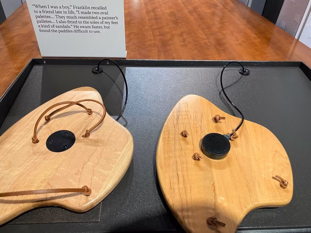 1. Benjamin Franklin - Đôi vây bơi bằng gỗ: Franklin phát minh đôi vây để bơi nhanh hơn, nhưng nó gây mỏi cổ tay và không thành công. (Ảnh: subbugroup.com)