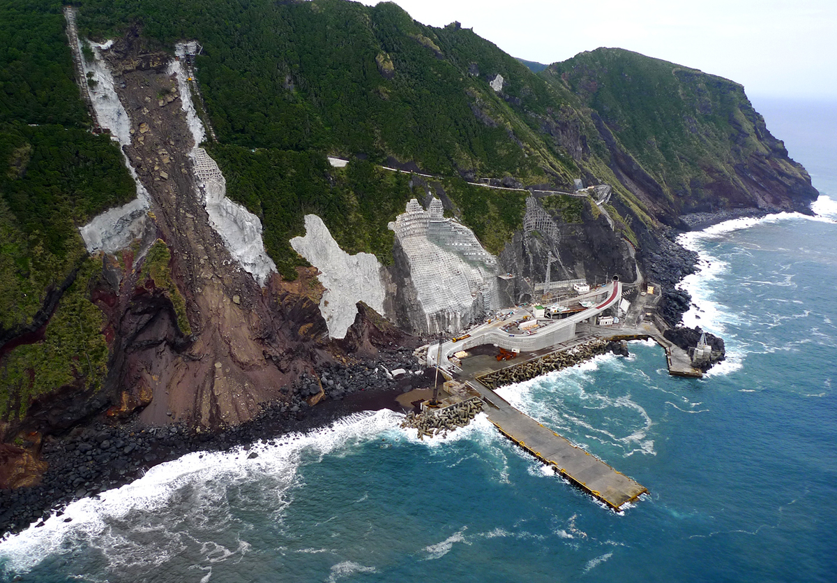 8. Làng Aogashima (Nhật Bản): Nằm trên một hòn đảo núi lửa, ngôi làng này có dân số rất ít và chỉ có thể tiếp cận bằng thuyền hoặc trực thăng. (Ảnh: MyBestPlace)