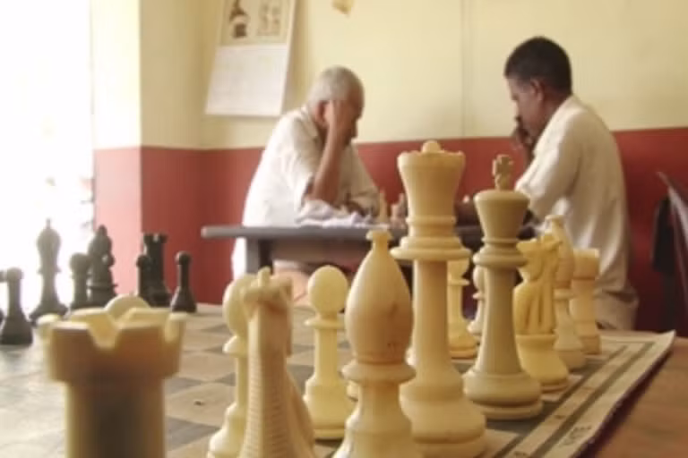 2. Làng Marottichal (Ấn Độ): Trước đây, người dân chìm đắm trong rượu chè và cờ bạc. Mọi thứ thay đổi khi cậu học sinh lớp 10 Unnikrishnan giới thiệu môn cờ vua, biến nơi đây thành một cộng đồng yêu thích cờ vua. (Ảnh: ETV Bharat)