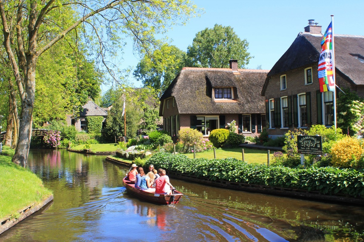 5. Làng Giethoorn (Hà Lan): Được mệnh danh là “Venice của phương Bắc”, Giethoorn không có đường bộ mà chỉ có kênh rạch và cầu gỗ. Người dân di chuyển chủ yếu bằng thuyền. (Ảnh: Bunch of Backpackers)