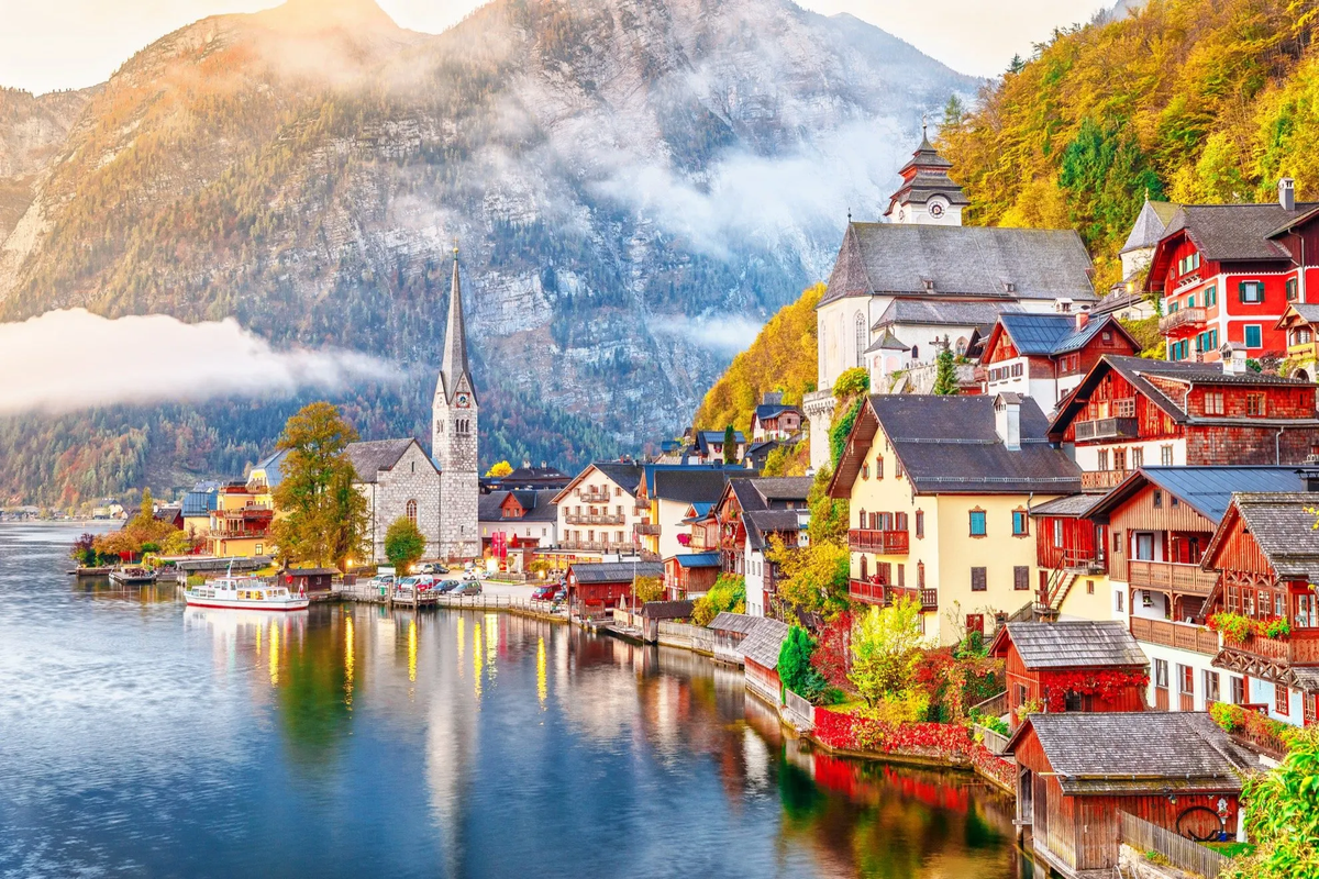 6. Làng Hallstatt (Áo): Nằm bên hồ Hallstatt, ngôi làng này nổi tiếng với cảnh quan tuyệt đẹp và lịch sử lâu đời. Hallstatt còn có một bản sao ở Trung Quốc. (Ảnh: TravelAwaits)