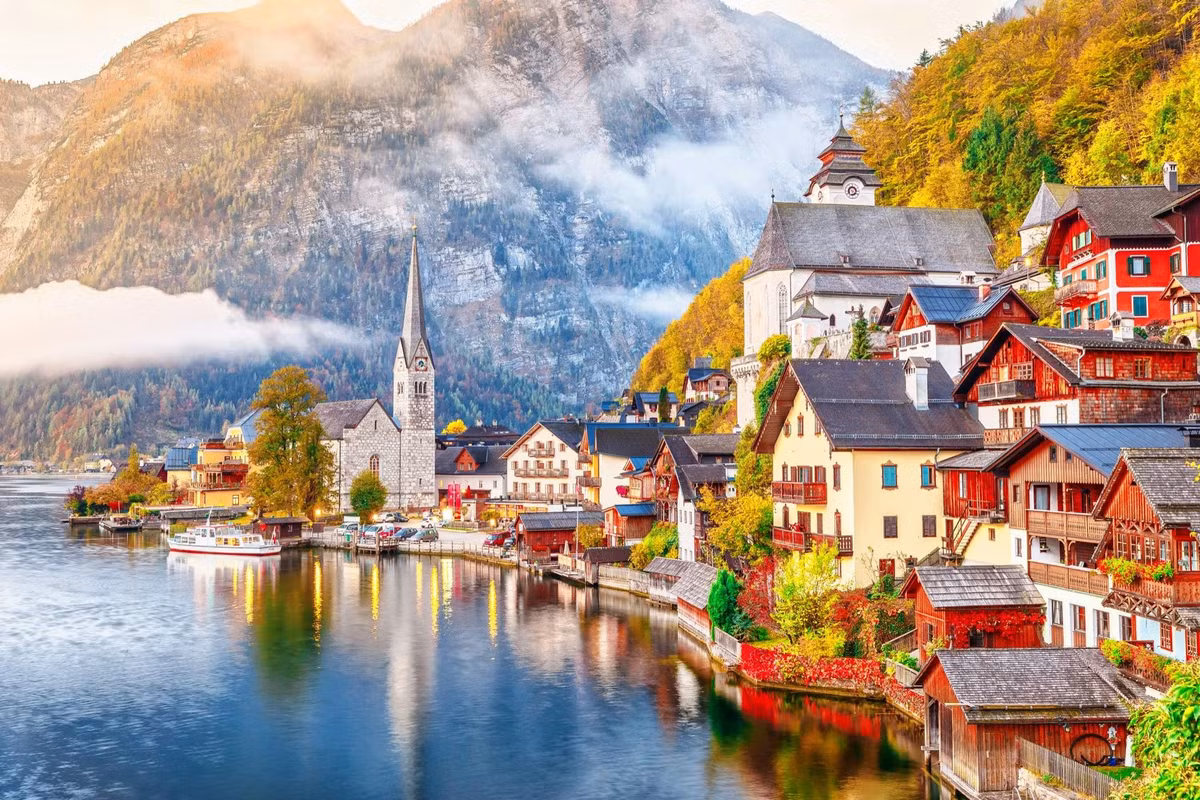 6. Làng Hallstatt (Áo): Nằm bên hồ Hallstatt, ngôi làng này nổi tiếng với cảnh quan tuyệt đẹp và lịch sử lâu đời. Hallstatt còn có một bản sao ở Trung Quốc. (Ảnh: TravelAwaits)