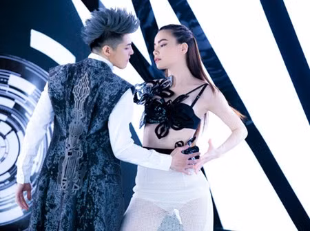 Dù thực hiện ảnh thời trang, đi sự kiện, hay trình diễn trên sân khấu, dạo phố, Hà Hồ cũng luôn biết cách khoe lợi thế này của mình.