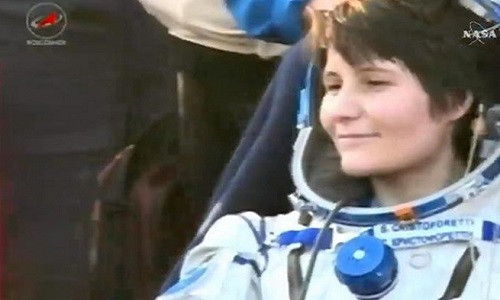 Nu phi hanh gia lap ky luc song lau ngoai Trai dat