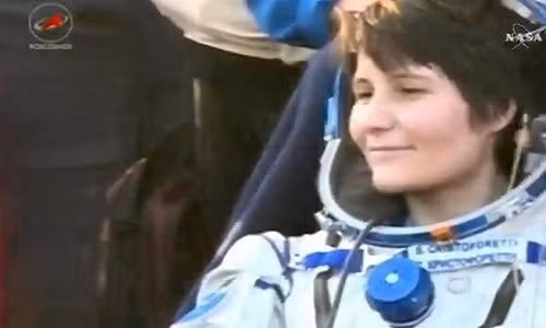 Nu phi hanh gia lap ky luc song lau ngoai Trai dat