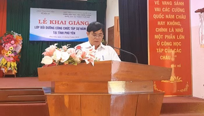 Cùng với ông Dũng, công an cũng khởi tố ông Nguyễn Minh Phát - phó chi cục trưởng Chi cục Chăn nuôi và thú y thuộc Sở Nông nghiệp và phát triển nông thôn Phú Yên và ông Bùi Văn Nam - phó trưởng phòng cải cách hành chính Sở Nội vụ Phú Yên. Hai ông này bị khởi tố về tội "lợi dụng chức vụ quyền hạn trong khi thi hành công vụ". 