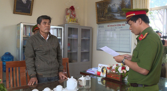 Theo hồ sơ vụ án, ông Tiên trong quá trình giữ chức Trưởng Phòng TN-MT huyện Đông Hòa đã có hành vi lợi dụng chức vụ quyền hạn, cố tình cấu kết với bà Dung hợp thức hồ sơ trình UBND huyện Đông Hòa ký quyết định cho phép chuyển mục đích sử dụng đất của các hộ gia đình, cá nhân tại thị trấn Hòa Hiệp Trung (Đông Hòa) trái quy định pháp luật.