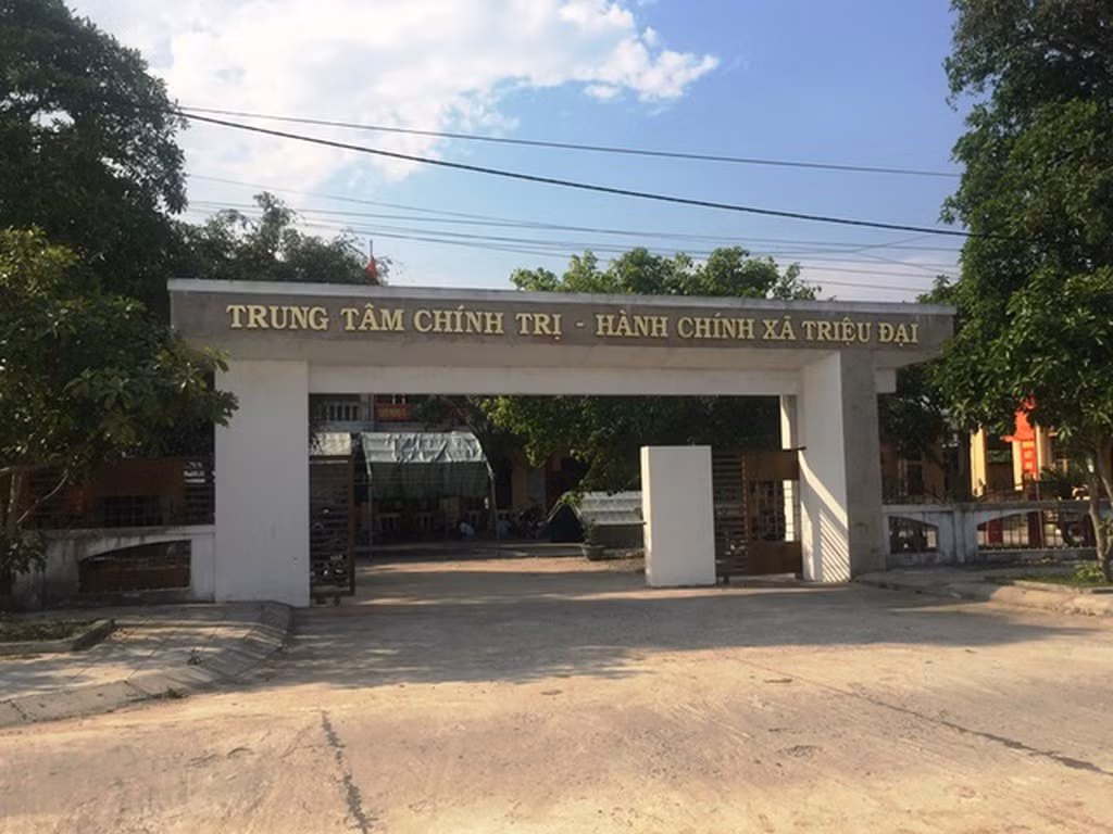 Trưởng Phòng Nông nghiệp bị khởi tố vì những sai phạm thời làm Chủ tịch xã: Ngày 7/3, Công an huyện Triệu Phong, tỉnh Quảng Trị đã ra quyết định khởi tố các bị can, cấm đi khỏi nơi cư trú đối với ông Võ Ngọc Khoa, Trưởng phòng Nông nghiệp và phát triển nông thôn (NN-PTNT) huyện Triệu Phong và 2 cán bộ liên quan đến sai phạm trong công tác quản lý, sử dụng đất, sử dụng các nguồn tài chính khi ông này còn làm Chủ tịch UBND xã Triệu Đại, huyện Triệu Phong.