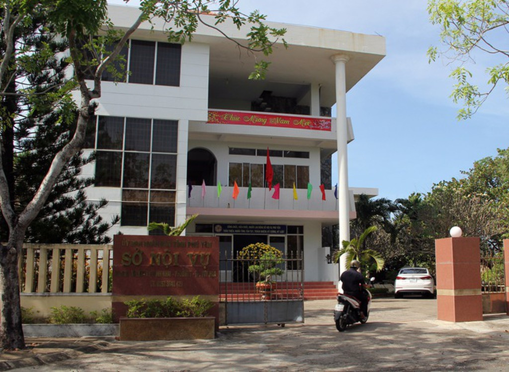  Bắt tạm giam phó giám đốc Sở Nội vụ Phú Yên vụ lộ đề thi công chức: Ngày 7/2, Công an tỉnh Phú Yên đã khởi tố bị can đối với ông Phạm Văn Dũng - phó giám đốc Sở Nội vụ Phú Yên - về tội "cố lý làm lộ bí mật nhà nước". 