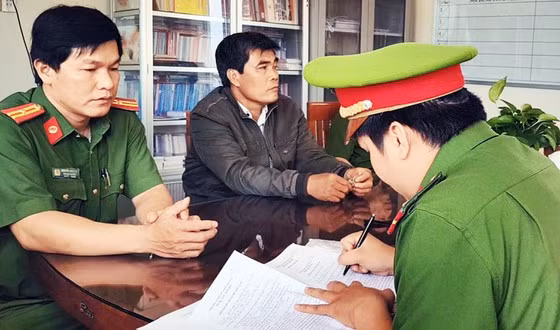  Bắt tạm giam 2 cán bộ huyện sai phạm trong quản lý đất: Ngày 19/2, Công an tỉnh Phú Yên đã tống đạt quyết định khởi tố bị can, thi hành lệnh bắt tạm giam đối với ông Nguyễn Văn Tiên, nguyên Trưởng Phòng TN-MT huyện Đông Hòa, hiện giữ chức Bí thư thị trấn Hòa Hiệp Trung, huyện Đông Hoà (Phú Yên) và bà Nguyễn Thị Huỳnh Dung, chuyên viên Phòng TN-MT huyện Đông Hòa, về tội vi phạm các quy định về quản lý đất đai. 