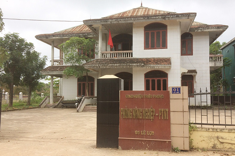 Trong giai đoạn 2013- 2017, ông Võ Ngọc Khoa đã thực hiện việc giao đất ở, đất kinh doanh, cho thuê ki ốt tại chợ Thuận và thu tiền chờ làm thủ tục giao đất của người dân trái quy định. Số tiền sai phạm gần 4 tỷ đồng, để ngoài sổ sách và sử dụng không đúng quy định. Bên cạnh đó, ông Khoa còn đồng ý cho thôn Đại Hào, xã Triệu Đại giao đất ở thôn và thu tiền trái quy định pháp luật về đất đai, quản lí tài chính với số tiền gần 1,5 tỷ đồng.