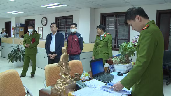  Bắt quả tang trưởng phòng Cục Thuế Thanh Hóa nhận tiền của doanh nghiệp: Ngày 20/3, Công an tỉnh Thanh Hóa cho biết, chiều 19/3, cơ quan chức năng bắt quả tang ông Nguyễn Ngọc Đính (57 tuổi) đang có hành vi cưỡng đoạt 100 triệu đồng của một doanh nghiệp trên địa bàn tỉnh.