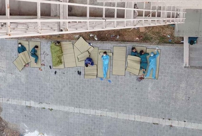 Chong dich Covid-19: Xuc dong hinh anh y bac si, bo doi cang minh noi dau chien tuyen-Hinh-6